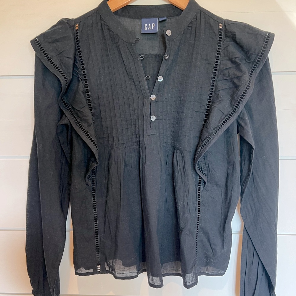 NWOT Gap eyelet ruffle top